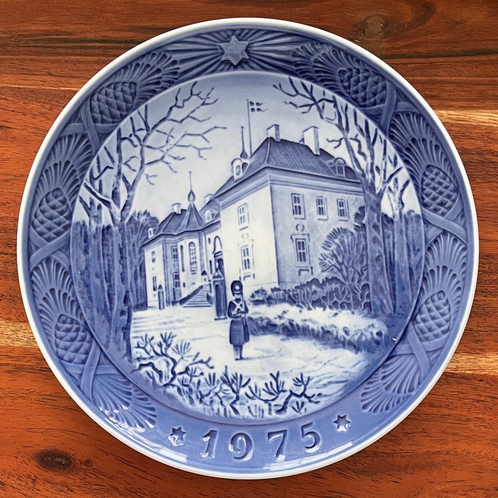 1975 BLUE WHITE ROYAL COPENHAGEN PLATE